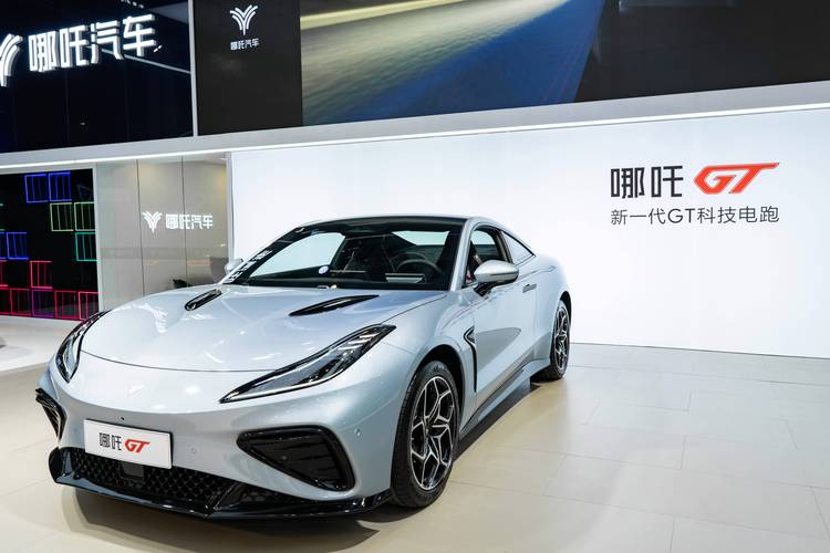 重庆38哪吒汽车在智能汽车领域的表现，领途汽车在新能源汽车市场中的影响力